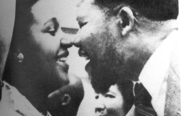 Nelson Mandela y Winnie, por Alf Kumalo Alfred Kumalo, fotógrafo sudafricano que documentó la vida cotidiana bajo el Apartheid