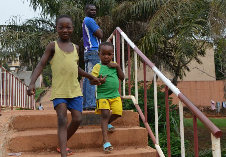 Génération Change: jóvenes que trabajan por cambiar sus propios barrios en Camerún